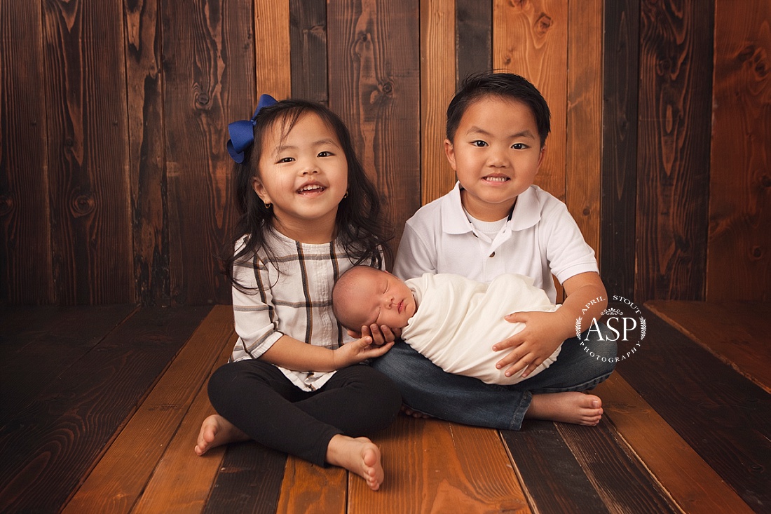 newborn-baby-with-older-siblings-tulsa-oklahoma-best-photographers