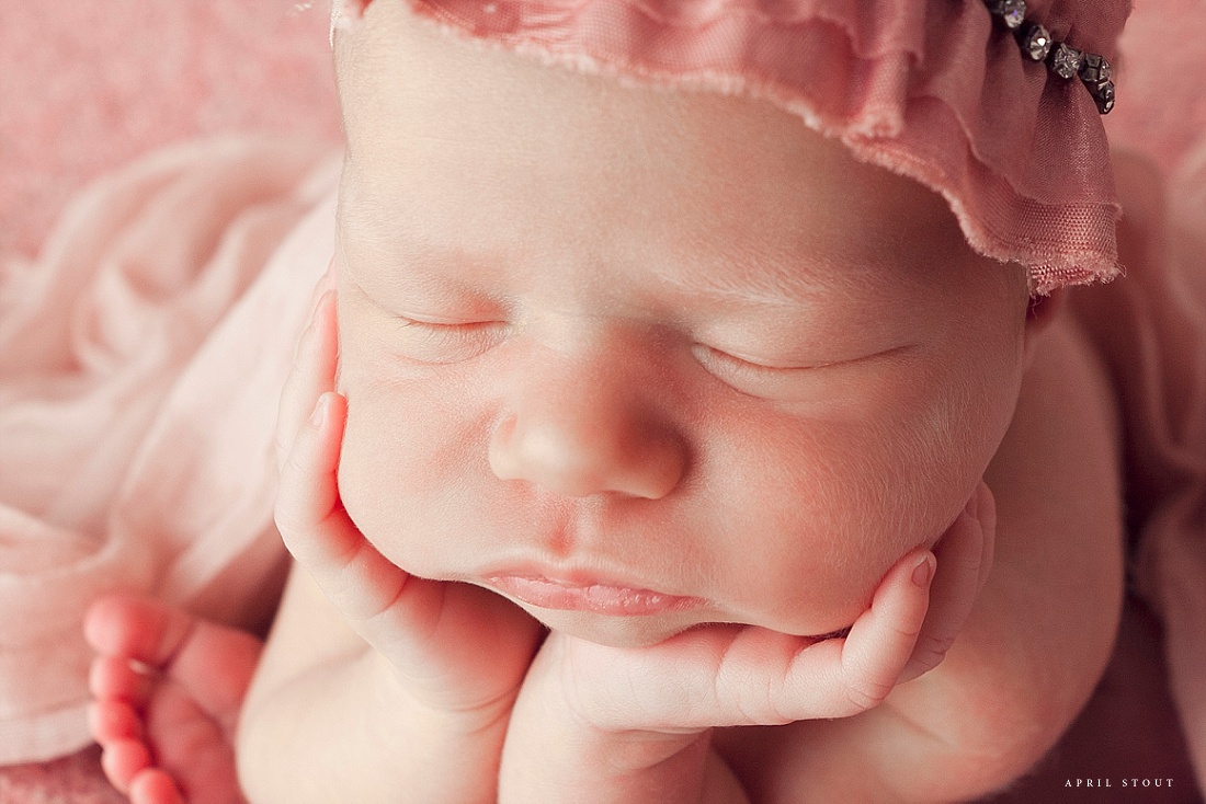 froggy-newborn-photographer-pose-april-stout-oklahoma-tulsa