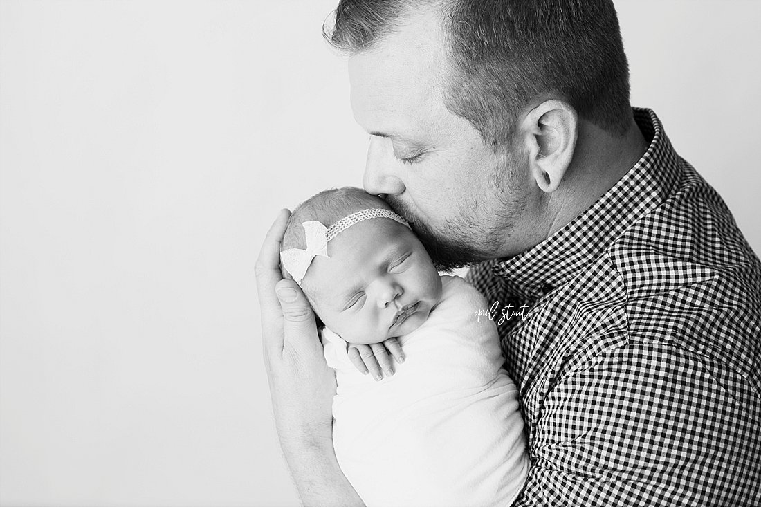 newborn-girl-with-daddy-photos-Tulsa-Oklahoma