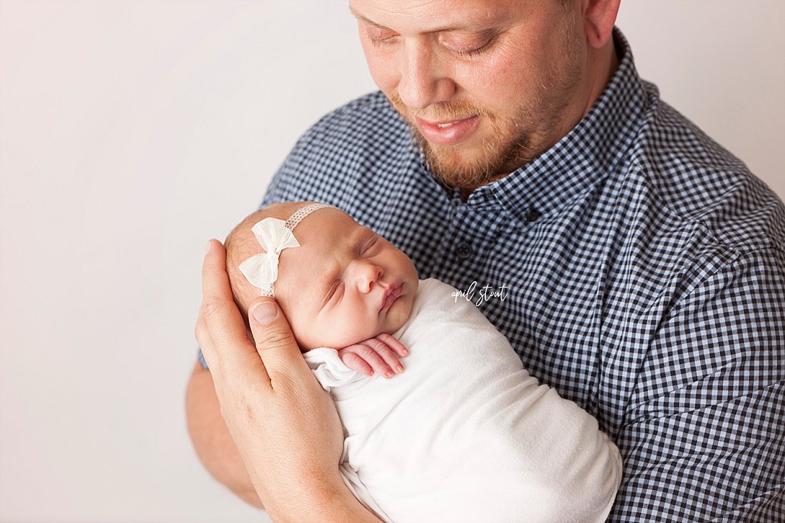 newborn-girl-with-daddy-photos-Tulsa-Oklahoma