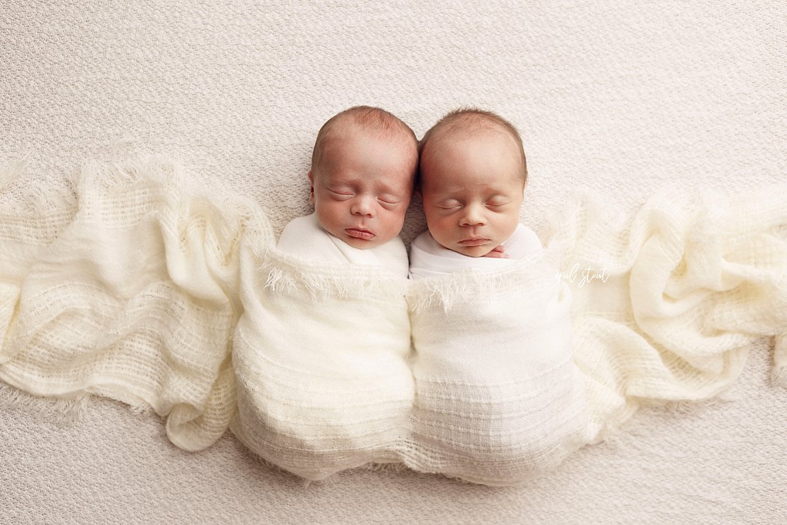 twin-newborn-pictures-photographer-tulsa-april-stout