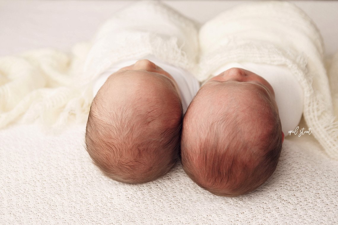 twin-newborn-pictures-photographer-tulsa-april-stout