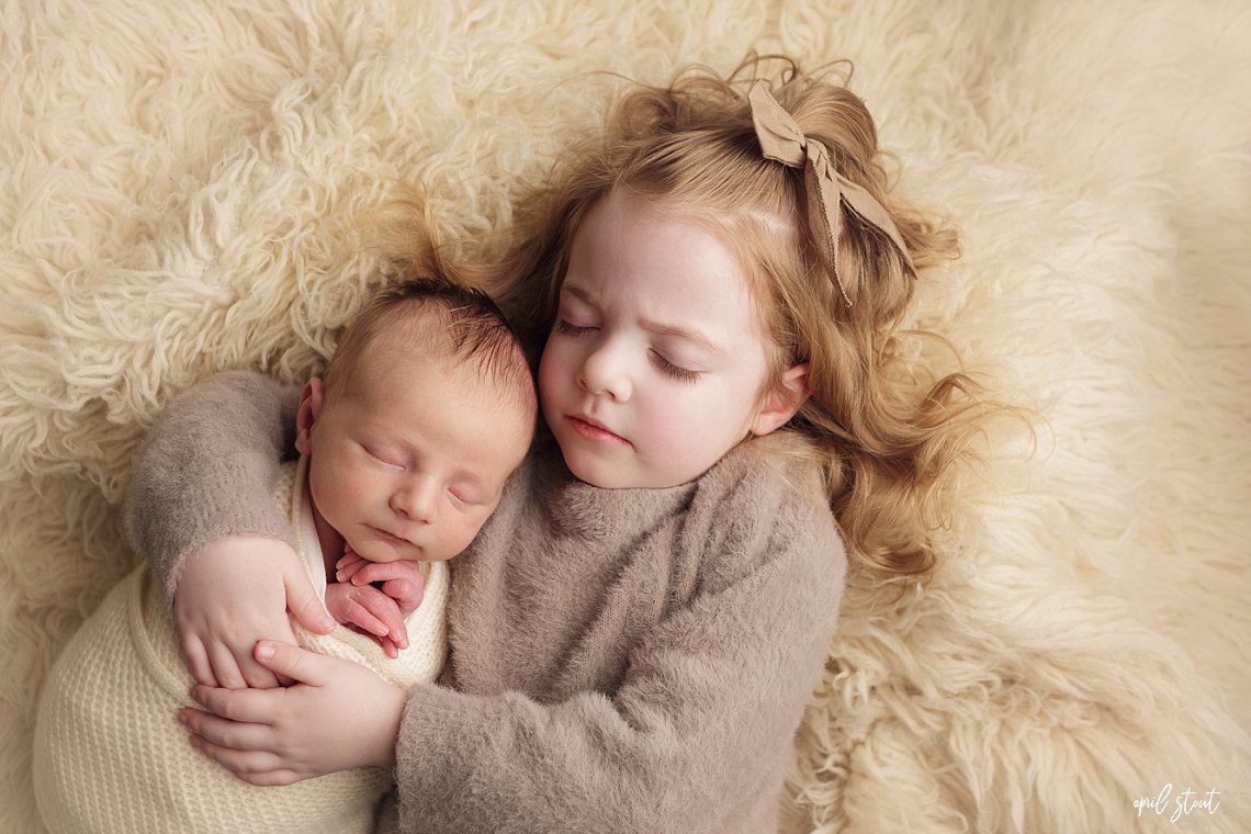 april stout family photographer Broken Arrow Oklahoma with newborn baby